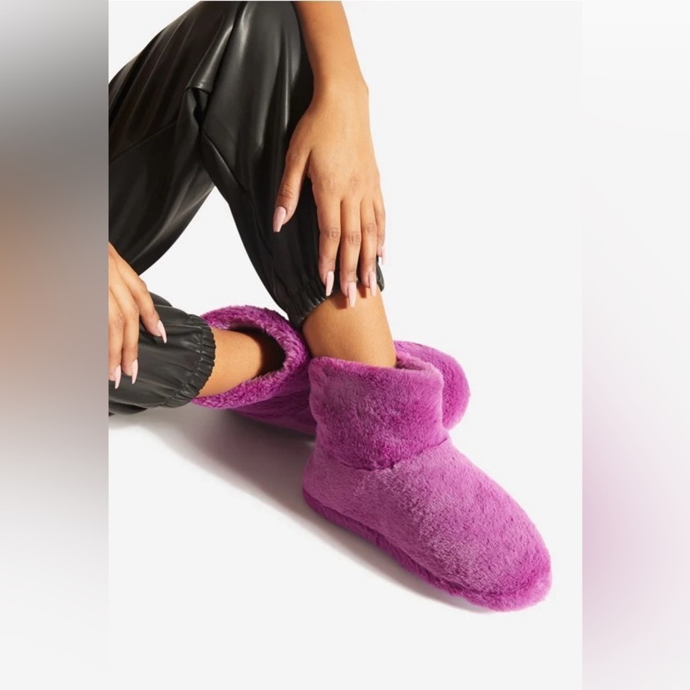 JustFab Lecia Fuzzie Boots Fuchsia, White-NWT